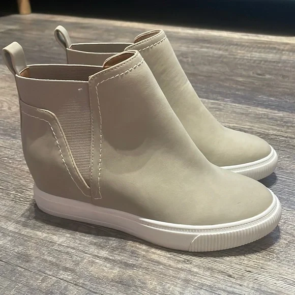 Brand new sneakers - Picture 1 of 5